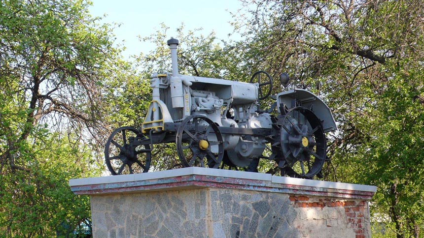 Пам'ятник трактору в Андрушівці