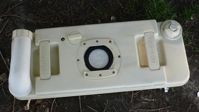 Туалет в кемпері. Контейнер для відходів